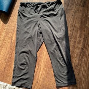 ⭐️Old navy active fitted Capri leggings